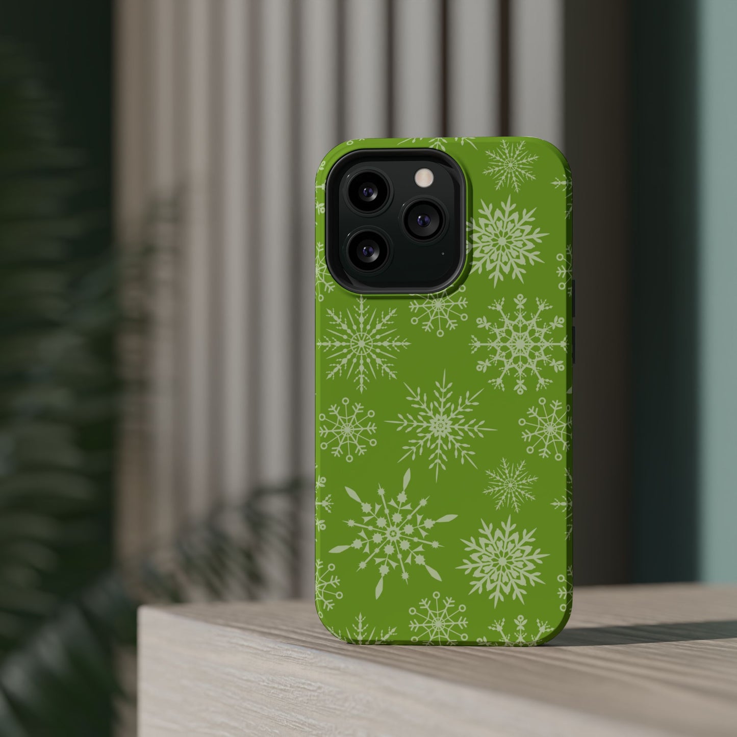 Green Snowflake Pattern – MagSafe iPhone Series Case