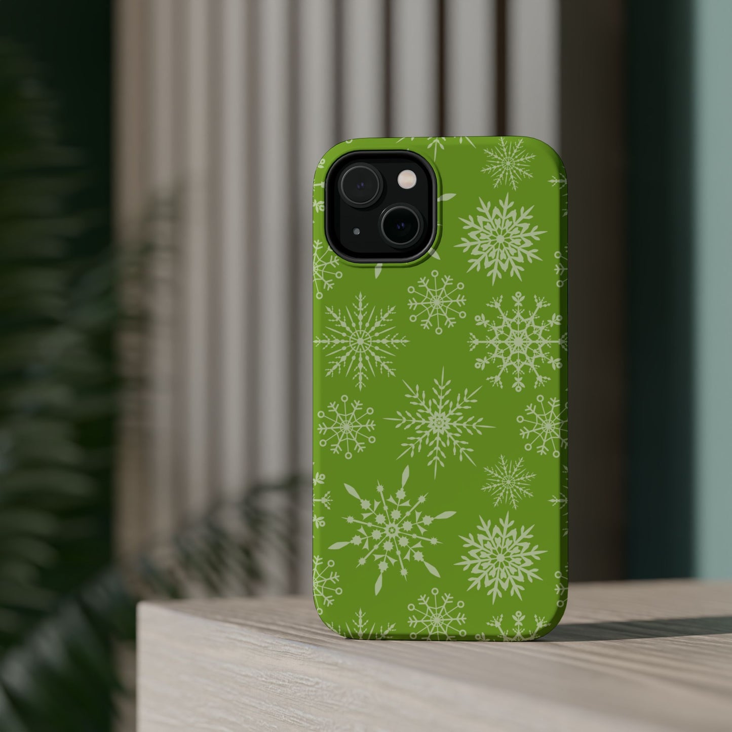 Green Snowflake Pattern – MagSafe iPhone Series Case